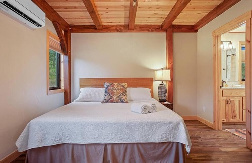 Custer House | Hot Shot Hideaway