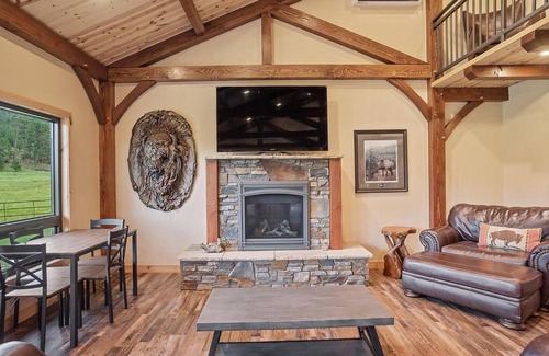 Custer House | Hot Shot Hideaway