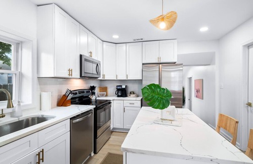 Sandusky House | Hot Tub|5 Mins from Cedar Point|Modern Updates