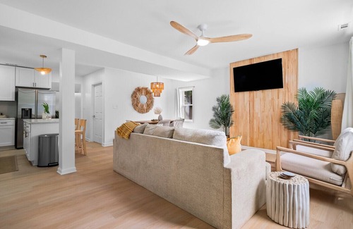 Sandusky House | Hot Tub|5 Mins from Cedar Point|Modern Updates