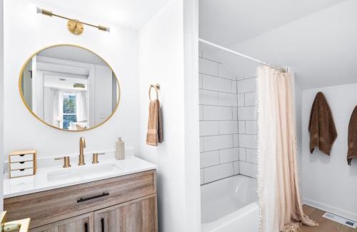 Sandusky House | Hot Tub 5 Mins from Cedar Point Modern Updates