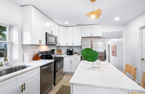 Sandusky House | Hot Tub 5 Mins from Cedar Point Modern Updates