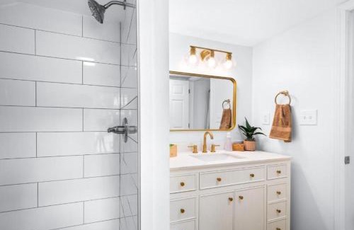 Sandusky House | Hot Tub 5 Mins from Cedar Point Modern Updates