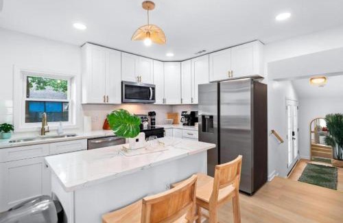 Sandusky House | Hot Tub 5 Mins from Cedar Point Modern Updates