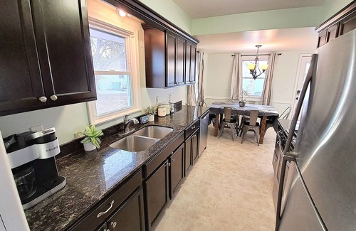 Richfield House | Hot Tub, 5 Minutes to Airport, Mall of America, Games, Family fun!
