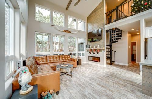 Pine House | Hot Tub and Deck Mtn-View Pine Getaway!