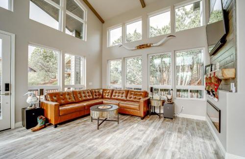 Pine House | Hot Tub and Deck Mtn-View Pine Getaway!