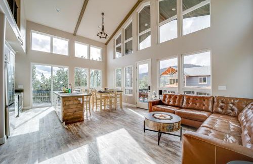 Pine House | Hot Tub and Deck Mtn-View Pine Getaway!