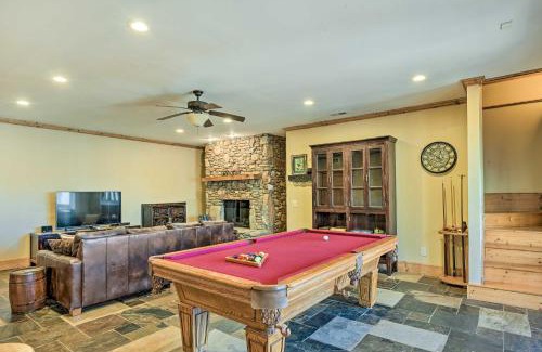 Franklin House | Hot Tub and Fire Pit Getaway Near Nantahala Gorge!