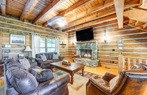 Franklin House | Hot Tub and Fire Pit Getaway Near Nantahala Gorge!