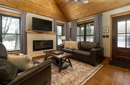 Carbondale House | Hot-tub and Fire Pit Provided Cabin in Carbondale, Illinois
