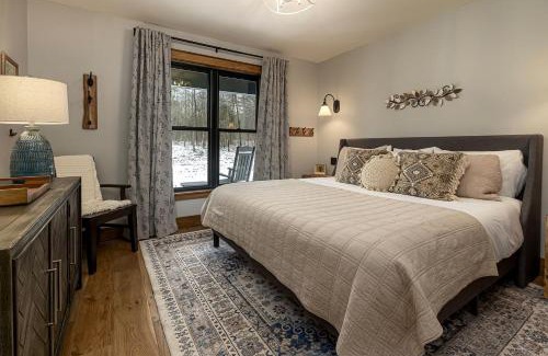 Carbondale House | Hot-tub and Fire Pit Provided Cabin in Carbondale, Illinois