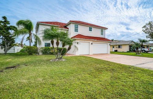 Caloosahatchee House | Hot Tub and Fire Pit Spacious Cape Coral Oasis!