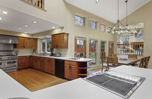 Rockford House | HOT TUB - Arcade Room - Theater - Gym - Sauna
