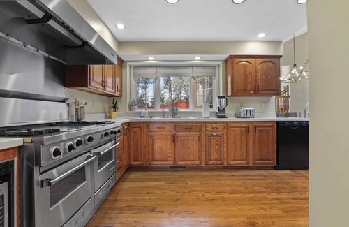 Rockford House | HOT TUB - Arcade Room - Theater - Gym - Sauna