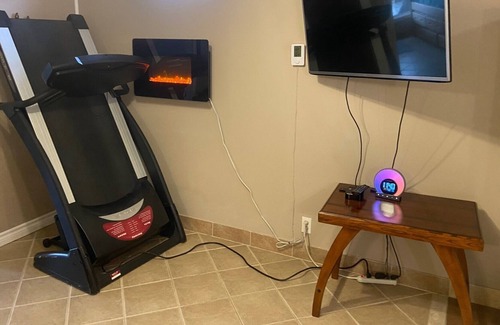 York Regional Municipality House | Hot tub! Breakfast incl. Private & bright 2 bdrm.