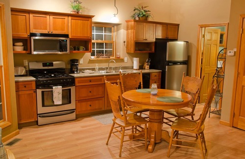 Carbondale Cabin | Hot Tub Cabin- In the Heart of Shawnee Wine Trail