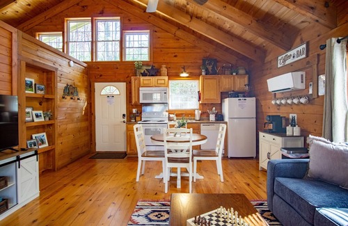Sautee Nacoochee Cabin | Hot Tub Cabin Near Waterfalls & 6 Mi to Helen