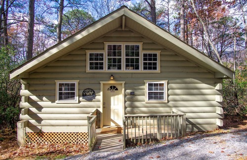 Sautee Nacoochee Cabin | Hot Tub Cabin Near Waterfalls & 6 Mi to Helen