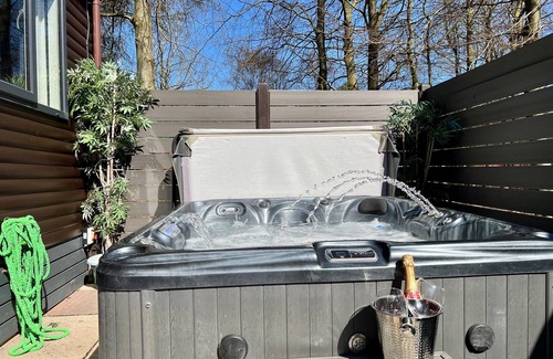 Swarland Cabin | Hot tub Countryside Lodge with golf course