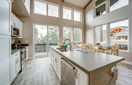 Pine Cabin | Hot Tub + Deck: Mtn-View Pine Getaway!