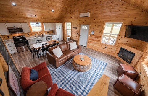 Jamestown Cabin | HOT TUB~Dog Friendly Cabin~Fishing~River boat ramp~20 Min to Lake Cumberland