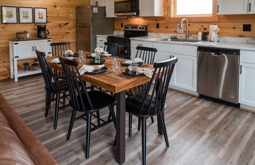 Jamestown Cabin | HOT TUB~Dog Friendly Cabin~Fishing~River boat ramp~20 Min to Lake Cumberland