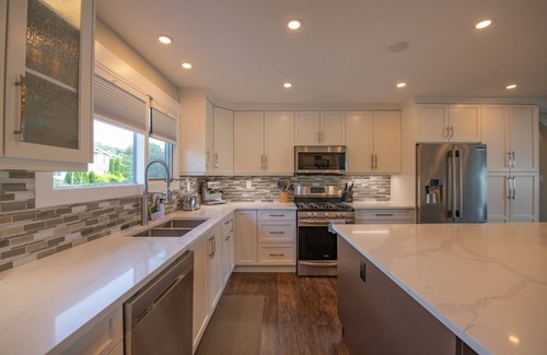 Vernon House | HOT TUB, Family friendly home with Lakeviews minutes away to SilverStar and Golf
