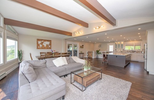 Vernon House | HOT TUB, Family friendly home with Lakeviews minutes away to SilverStar and Golf
