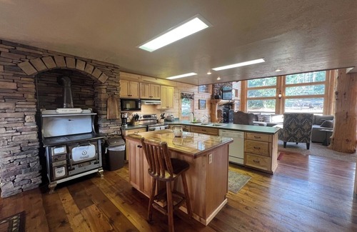 Mammoth Creek Cabin | Hot Tub+Fire pit under the stars at Panguitch Lake