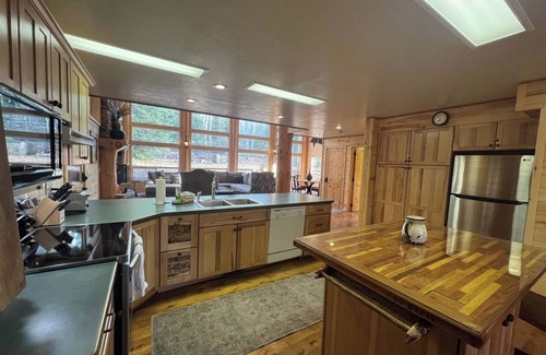 Mammoth Creek Cabin | Hot Tub+Fire pit under the stars at Panguitch Lake