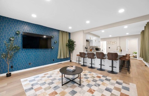 Weinland Park House | Hot Tub | Fire Pit |2 mins to OSU |Games|Sleeps 12