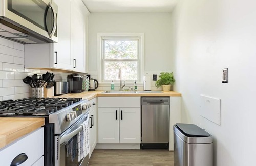 Kingston Apartment | Hot Tub - Fire Pit - BBQ - Hammock - Colonial