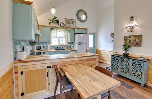 Frenchburg Apartment | Hot Tub & Fire Pit: Romantic Getaway in Frenchburg