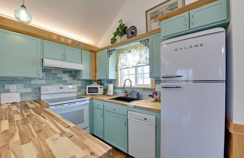 Frenchburg Apartment | Hot Tub & Fire Pit: Romantic Getaway in Frenchburg