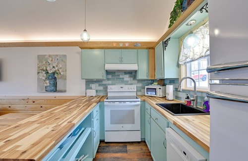 Frenchburg Apartment | Hot Tub & Fire Pit: Romantic Getaway in Frenchburg