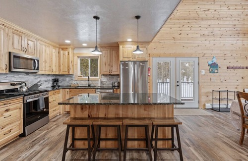 Island Park Cabin | Hot Tub & Fire Pit+Sleeps 22+Close to Yellowstone!