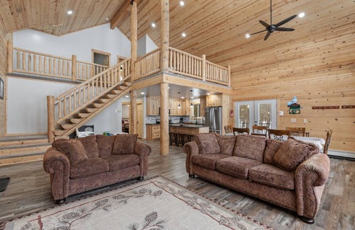 Island Park Cabin | Hot Tub & Fire Pit+Sleeps 22+Close to Yellowstone!