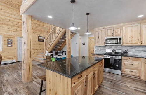 Island Park Cabin | Hot Tub & Fire Pit+Sleeps 22+Close to Yellowstone!