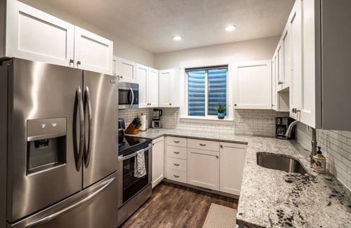 Pleasant Grove Apartment | *Hot Tub/Fire Pit*Modern 2 Bdr Guest Suite|Slps 6
