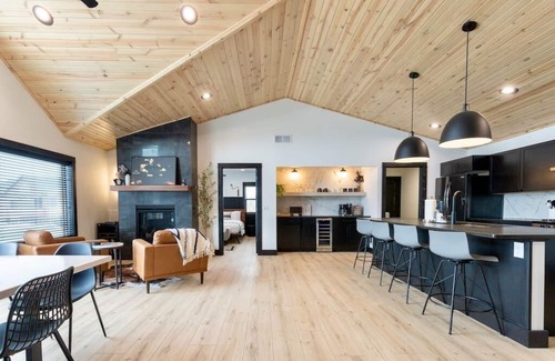 New Lisbon House | Hot tub, Firepit & 25 min to Dells