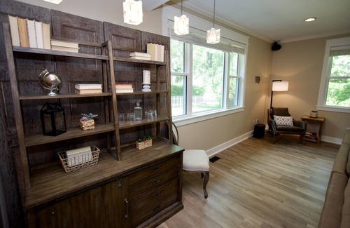 Greater South Side House | Hot Tub,Fireplace,Near Airport/Downtown,Sleeps 9