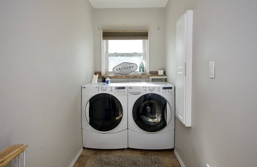Greater South Side House | Hot Tub,Fireplace,Near Airport/Downtown,Sleeps 9