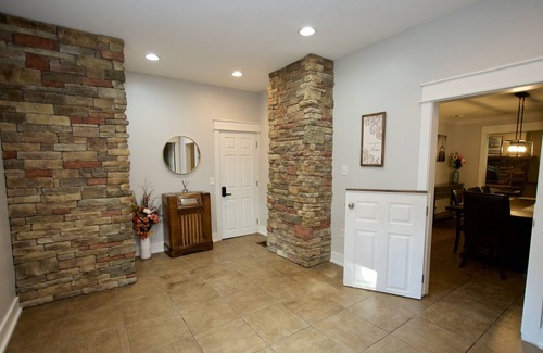 Greater South Side House | Hot Tub,Fireplace,Near Airport/Downtown,Sleeps 9