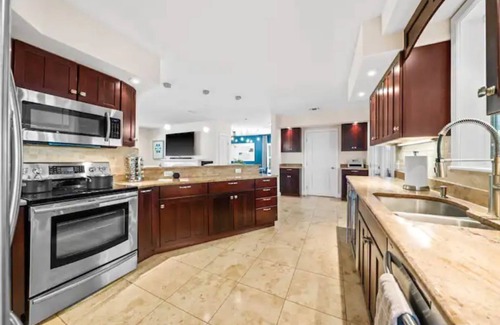 Kerrville House | Hot Tub, Game Room, Backyard Oasis, Full Kitchen & More!