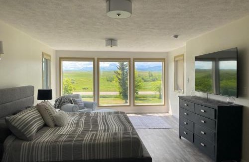 Mountain View House | Hot-tub, Games Room, Walk-in Sauna, 7 BM, 15 mins to Waterton