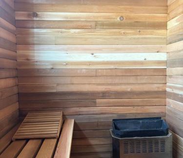 Mountain View House | Hot-tub, Games Room, Walk-in Sauna, 7 BM, 15 mins to Waterton
