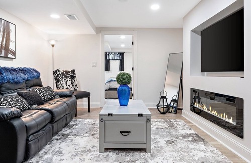 Boone Grove Apartment | Hot Tub/ Gazebo/ Patio, Deck in Woodland