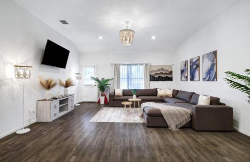 San Antonio House | Hot Tub Getaway Game Room Office Yard Bbq Wifi