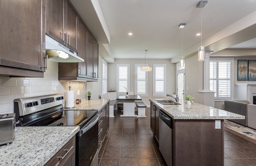 Peterborough House | Hot Tub & Gym in Relaxing 10 Person 5 BR House